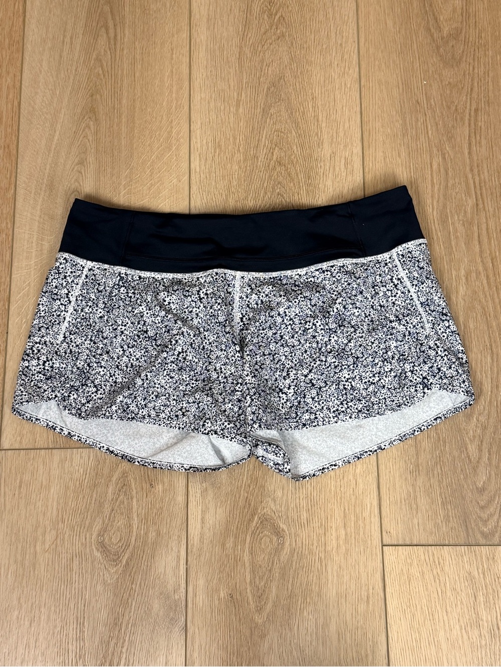 Lululemon Run Times Shorts Size 10 Ditsy Daisy White Black / Black